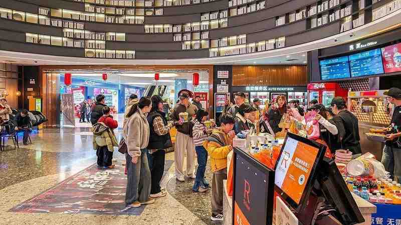  银幕热力持续升温，2026年中国电影票房突破新高；产业联动效应显著。 娱乐新闻