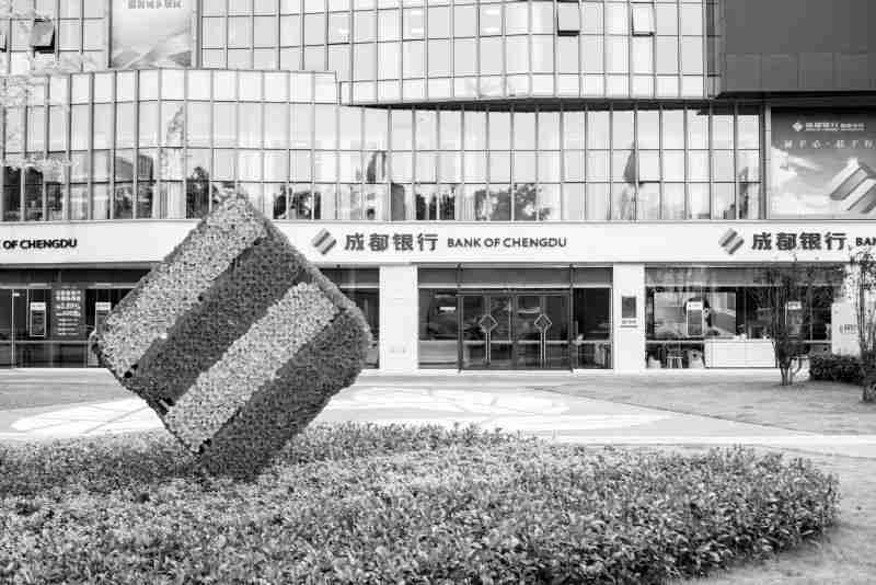 成都银行领导层调整尘埃落定；黄建军重掌大局；资本工具应用显成效。