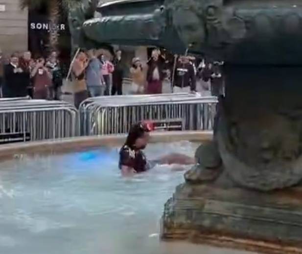  激情远征前夜，纽卡斯尔球迷巴塞罗那街头尽显狂热；喷泉嬉戏，大脚开球引人注目。 体育新闻 激情远征前夜，纽卡斯尔球迷巴塞罗那街头尽显狂热；喷泉嬉戏，大脚开球引人注目。 体育新闻 激情远征前夜，纽卡斯尔球迷巴塞罗那街头尽显狂热；喷泉嬉戏，大脚开球引人注目。 体育新闻