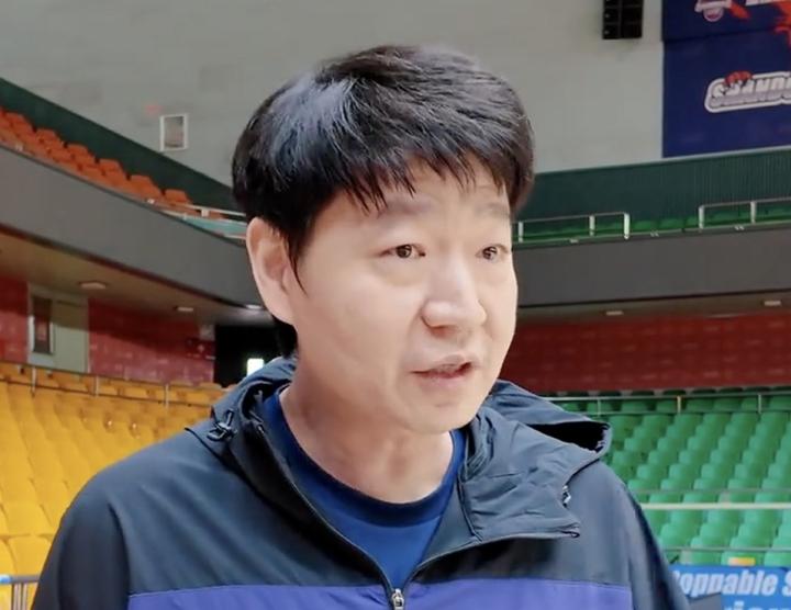  平衡成绩与培养；邱彪谈年轻球员的赛场机会。 体育新闻