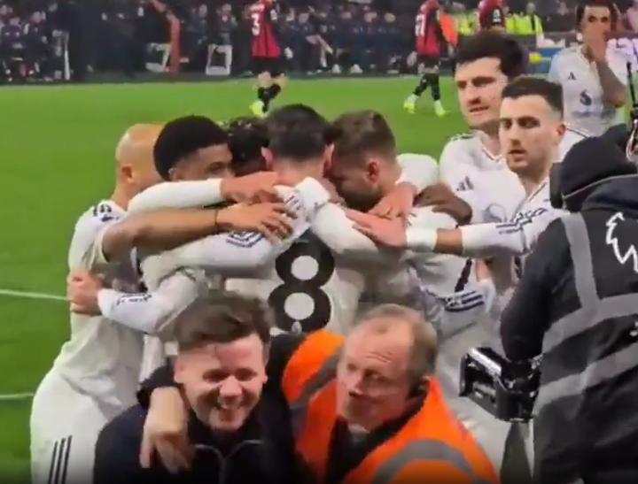 曼联庆祝瞬间惊喜闯入,球迷拥抱B费;达洛特反应迅速拉开。 体育新闻 曼联庆祝瞬间惊喜闯入,球迷拥抱B费;达洛特反应迅速拉开。 体育新闻 曼联庆祝瞬间惊喜闯入,球迷拥抱B费;达洛特反应迅速拉开。 体育新闻