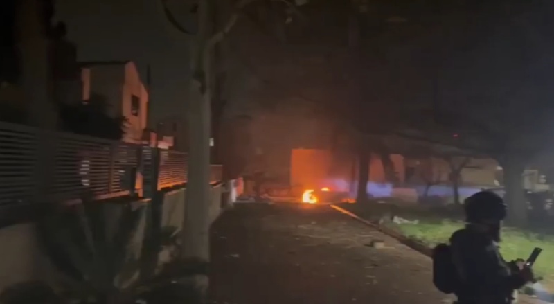 战火延续三周余;伊朗核设施再度遇袭,美军加强中东部署直指关键海峡。 新闻