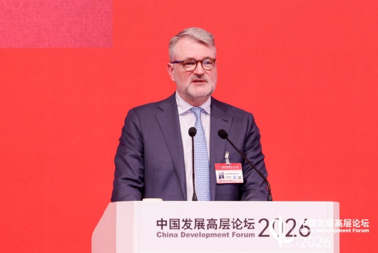 卫友安在高层论坛研讨会上阐述AI能效机遇；领导者需主动学习以释放技术价值。