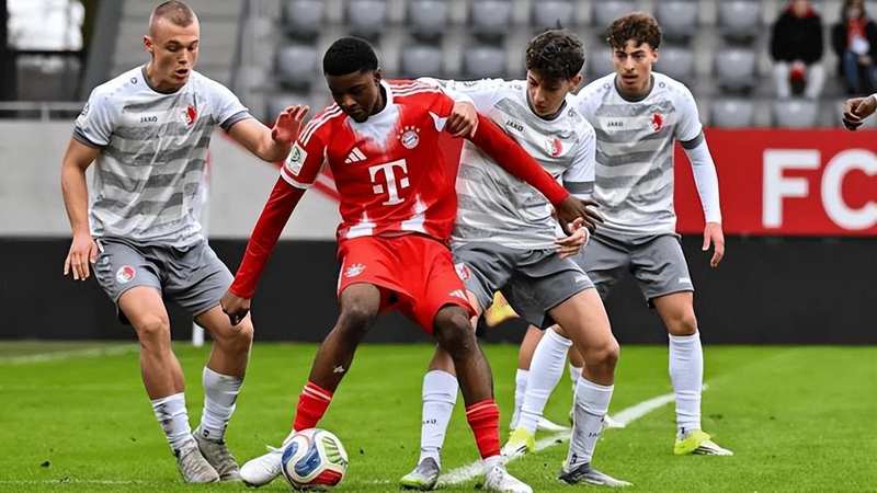 VAR沉默之谜：足球判罚中的技术悖论与系统性盲区