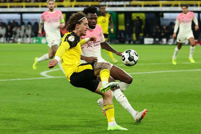 VAR沉默之谜:足球判罚中的技术悖论与系统性盲区 体育新闻