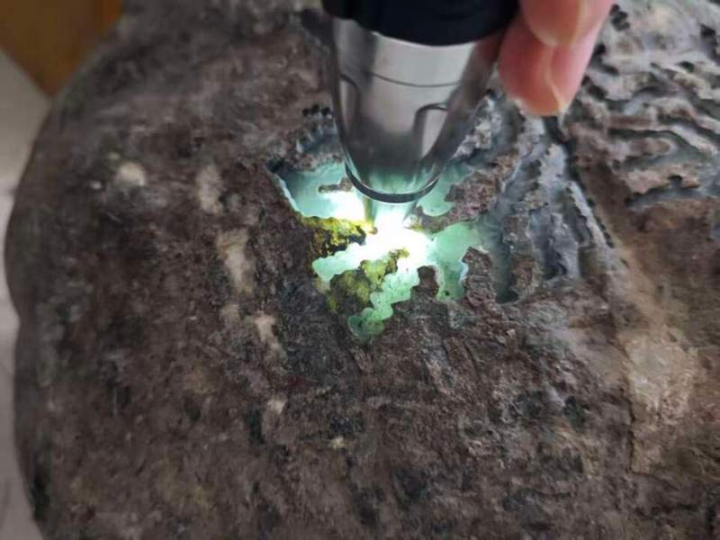  翡翠原石拍卖背后的竞价逻辑与实战策略 股票财经