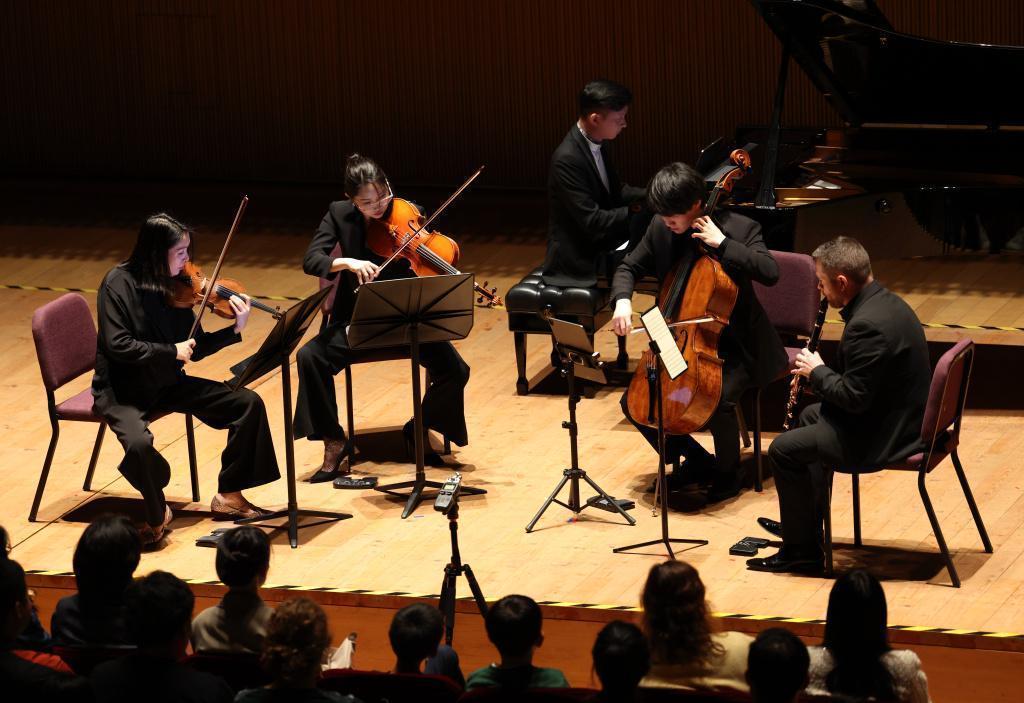  梁皓一《霓虹壁画》技术解码：如何用音符绘制一座城市的速度与光影 影视小说