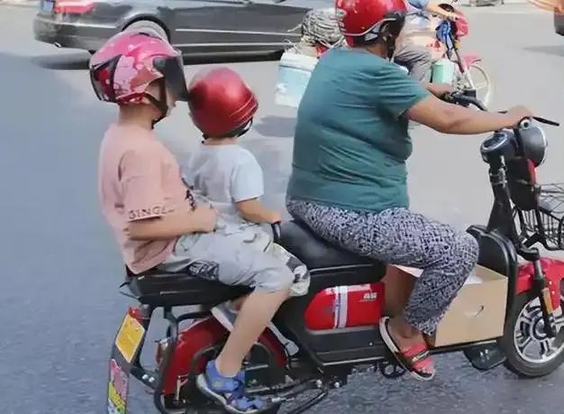 电动两轮车分类与载人规定的深层逻辑:为何你家电动车“不合规”? 汽车科技 电动两轮车分类与载人规定的深层逻辑:为何你家电动车“不合规”? 汽车科技